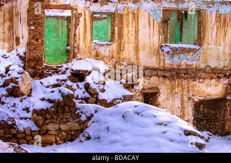 Casa abbandonata in inverno ad Ankara Foto Stock