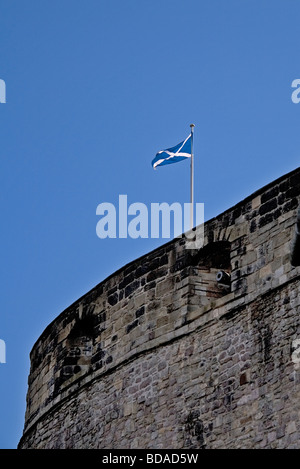 Si intraversa bandiera a Castello di Edinburgo Foto Stock