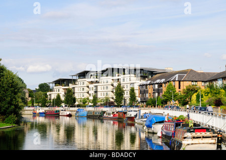 Case galleggianti e appartamenti lungo il fiume dal fiume Cam, Inghilterra Cambridge Regno Unito Foto Stock