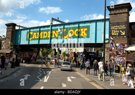 Camden Lock ponte ferroviario di Camden Town, Londra. Foto Stock