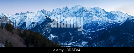 Valle di Chamonix Mont Blanc e il massiccio del Monte Bianco gamma di montagna sulle alpi francesi Haute Savoie Francia Foto Stock