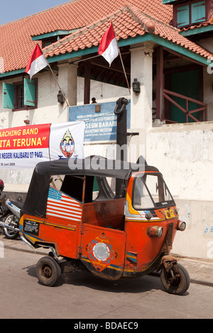 Indonesia Jakarta Java vecchia Batavia Port Bajaj auto rickshaw tuktuk a Bahari Maritime Museum Foto Stock