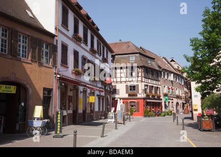 Grand Rue Ribeauville Alsace Haut Rhin Francia Europa strada di ciottoli nella pittoresca cittadina medievale sul vino Alsaziano rotta Foto Stock