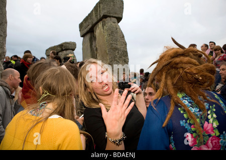 Festaioli celebrare il Solstizio d'Estate a Stonehenge il 21 giugno 2009 vicino a Amesbury, Inghilterra Foto Stock