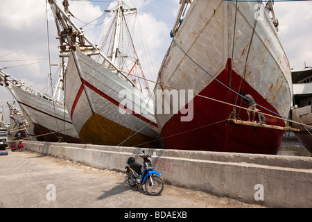 Indonesia Jakarta Java vecchia Batavia Sunda Kelapa uomini pittura tradizionale barca a vela in legno barca da carico Foto Stock