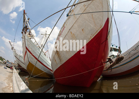 Indonesia Jakarta Java vecchia Batavia Sunda Kelapa uomini pittura tradizionale barca a vela in legno barca da carico Foto Stock