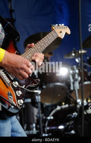 Un chitarrista suonare sul palco del vibrafono da vigneti di festival in East Sussex, Regno Unito. Foto Jim Holden. Foto Stock