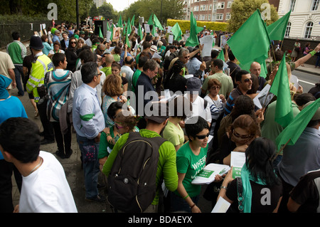 I manifestanti del movimento Verde iraniano detengono bandiere verdi fuori dall'Ambasciata dell'Iran a Londra durante la giornata globale d'azione del 25 luglio 2009. Foto Stock