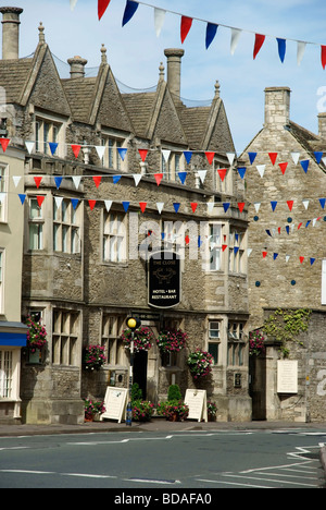 Long Street, Tetbury su un estate Domenica mattina Foto Stock