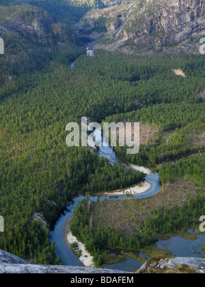 Rago national park, Norvegia. una vista sul fondovalle con storskogselva fiume. Foto Stock