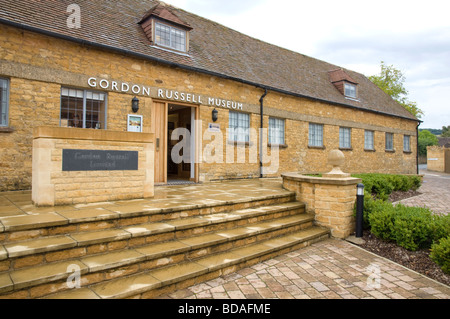 Gordon Russell (metà del XX secolo, designer di mobili). Un museo dedicato alla sua opera, in Broadway, Worcestershire, Cotswolds. Foto Stock