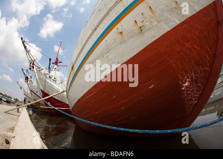 Indonesia Jakarta Java vecchia Batavia Sunda Kelapa tradizionali in legno cargo a vela barche ormeggiate Foto Stock