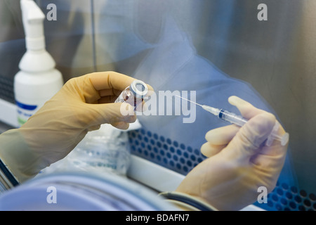 Farmaci sterili essendo preparato in sterili unità ospedaliera Foto Stock