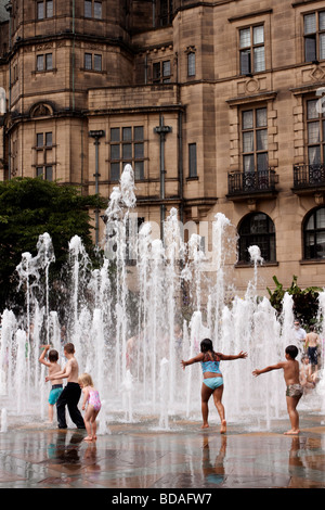 Bambini che giocano in fontane in Sheffield Peace Gardens Foto Stock