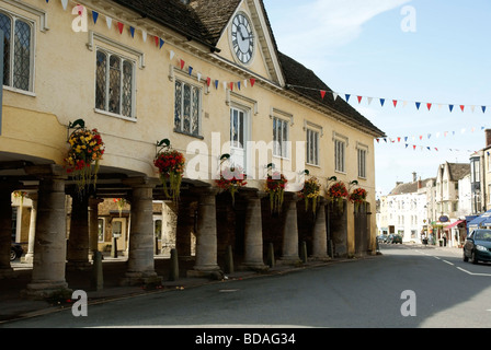 Tetbury Market Hall con cesti floreali pendenti Foto Stock