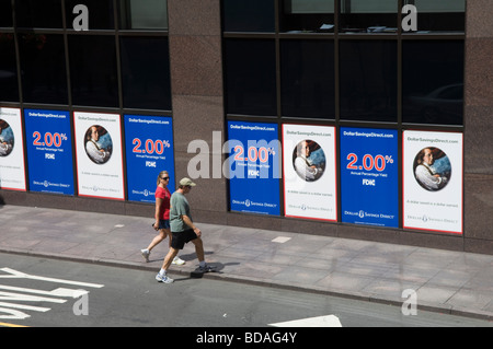 Un annuncio per un risparmio di denaro direttamente una banca online a New York sabato 8 agosto 2009 Frances M Roberts Foto Stock