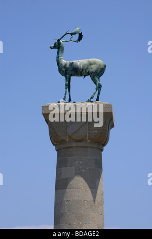 Feste di addio al celibato colonna stretta fino al porto di Mandraki di Rodi Grecia DODECANNESO Foto Stock