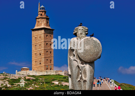 Spagna Galizia: Torre di Ercole con la statua di Breogán di Xosé Cid in A Coruña Foto Stock