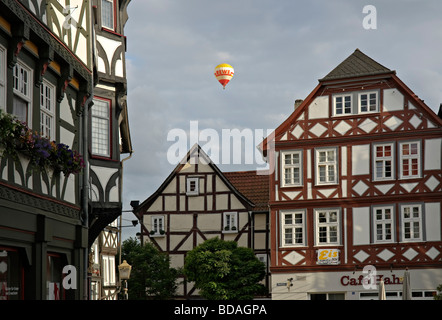 In mongolfiera ad aria calda sopra la città medievale di Fritzlar, Hesse, Germania. Foto Stock