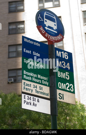 Fermata bus segno sulla East 34th Street a New York martedì 11 agosto 2009 Richard B Levine Foto Stock