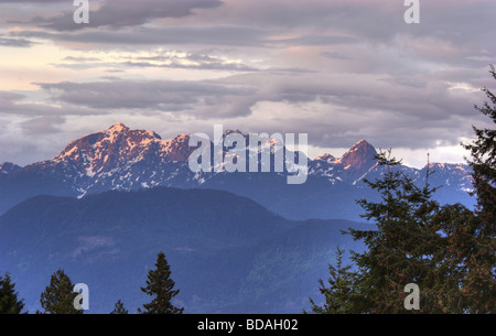 Golden Ears con strati di cloud al tramonto visto da Port Coquitlam, BC, Canada Foto Stock