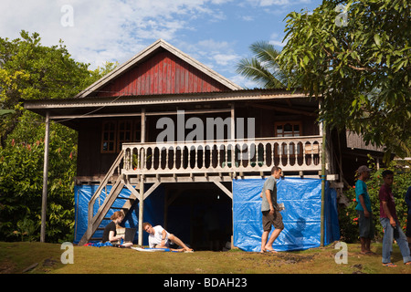 Indonesia Sulawesi tasto isola Labundo Bundo village operazione scienziati Wallacea rilassante al di fuori del laboratorio umido Foto Stock