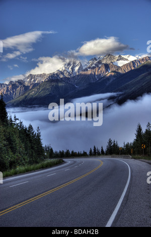 Trans Canada Highway si snoda attraverso il Rogers Pass, British Columbia, Canada Foto Stock