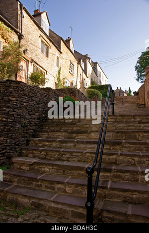 Fasi di chipping, Tetbury, con il vecchio cottage di tessitori a sinistra Foto Stock