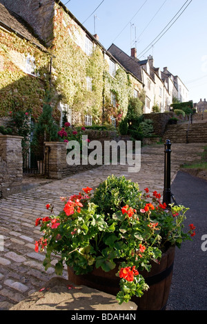 Fasi di chipping, Tetbury, con il vecchio cottage di tessitori a sinistra Foto Stock