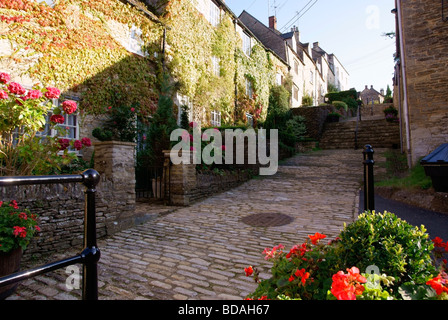 Fasi di chipping, Tetbury, con il vecchio cottage di tessitori a sinistra Foto Stock