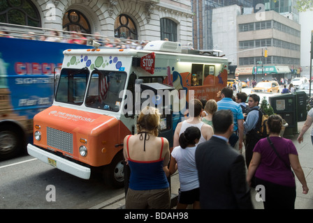 Gelato godere gli amanti del soft ice cream la cortesia di Time Warner dal Time Warner gelato carrello Foto Stock