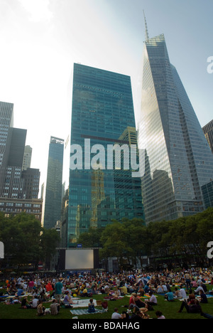 L'ex edificio Verizon a sinistra e la Bank of America torre destra accanto al Bryant Park di New York Foto Stock