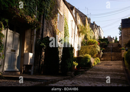 Fasi di chipping, Tetbury, con il vecchio cottage di tessitori a sinistra Foto Stock