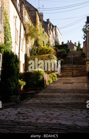 Fasi di chipping, Tetbury, con il vecchio cottage di tessitori a sinistra Foto Stock