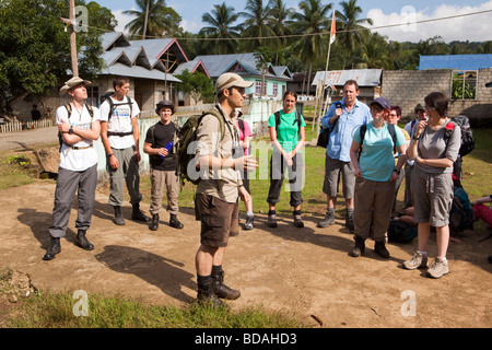 Indonesia Sulawesi funzionamento Wallacea sesta forma studenti ascoltando Dr Phil Wheeler Foto Stock