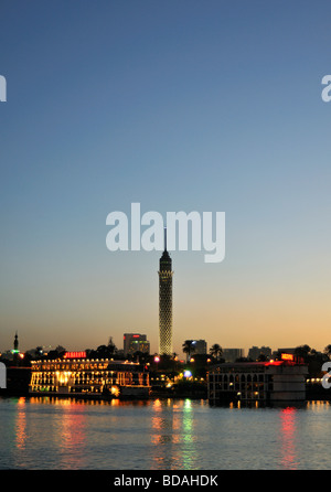 Borg Al Qahira Cairo o Lotus Tower Rising 187m sopra Isola di Gezira al tramonto sul lungomare del Nilo Il Cairo Egitto Foto Stock