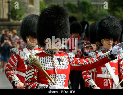 Soldati che marciano indossando bearskins al di fuori del Castello di Windsor Foto Stock