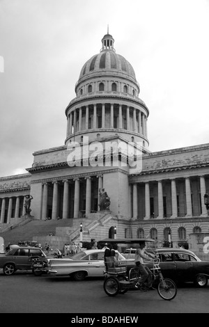 Auto e pedicab davanti al Capitolio Nacional, Old Havana, Cuba Foto Stock