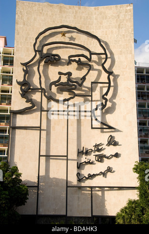 Murale di Che Guevara sulla parte esterna del Ministero dell'interno edificio in Havana Cuba Foto Stock