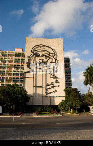 Murale di Che Guevara sulla parte esterna del Ministero dell'interno edificio in Havana Cuba Foto Stock