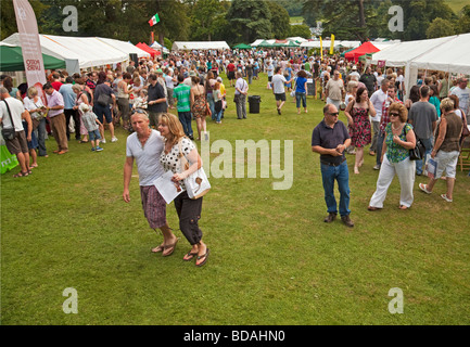 La folla che frequentano il West Dean Chili Fiesta West Sussex England Regno Unito Foto Stock