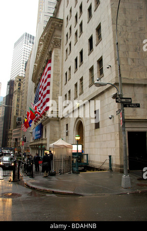 Sicurezza a tenuta sulla parete di fronte del New York Stock Exchange Foto Stock