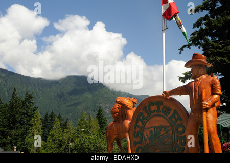 Motosega portatile sculture sulla strada principale di speranza nella British Columbia in Canada Foto Stock