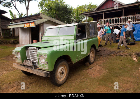 Indonesia Sulawesi funzionamento Wallacea sesta forma studenti imbarco Land Rover per la foresta pluviale Foto Stock