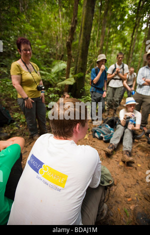 Indonesia Sulawesi funzionamento Wallacea sesta forma studenti in appoggio durante la passeggiata nella foresta Foto Stock