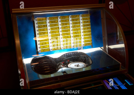 Negli anni cinquanta olf juke box all'interno della hall del tudor cinema privato in pettinatore contea di Down Irlanda del Nord Foto Stock