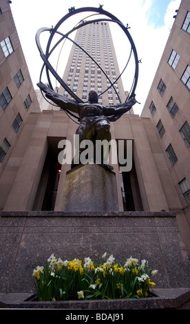 Atlas statua che si trova nella parte anteriore del Rockefeller Plaza, Manhattan New York City Foto Stock