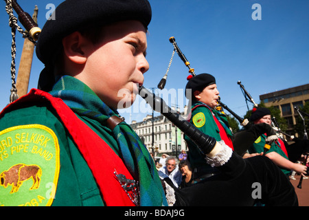 I membri del Signore Selkirk Boys Pipe Band di Manitoba in riproduzione in George Square Glasgow Foto Stock