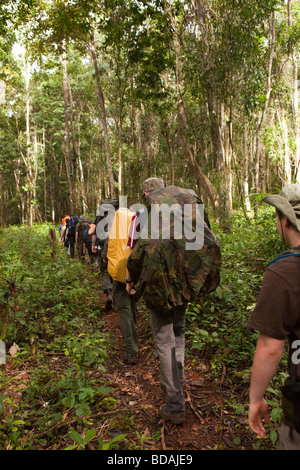 Indonesia Sulawesi funzionamento Wallacea sesta forma gli studenti nella foresta pluviale di partenza a piedi alla frangia di foresta Foto Stock