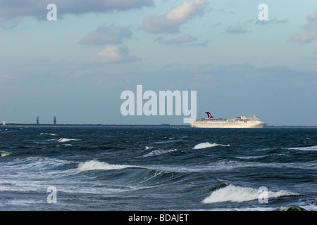 Carnival Cruise Line nave in partenza da Port Canaveral, Florida. Piattaforme di lancio può essere visto in lontananza. Foto Stock